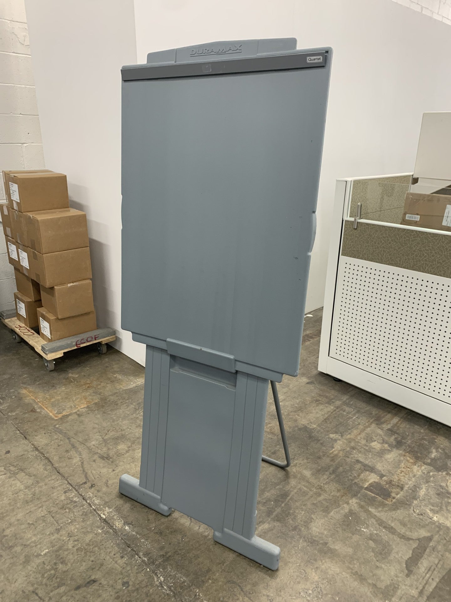 Pre-Owned Quartet® DuraMax® Presentation Easel, 72"H, Whiteboard/Flipchart Holder, Gray